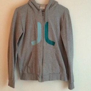  - Grå WESC (JL) tröja med dragkedja, luva och fickor. 