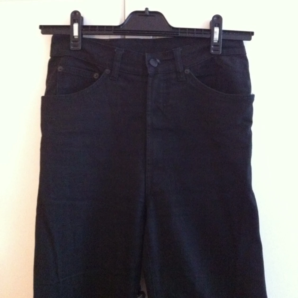 Svarta utsvängda byxor från  The Local firm. Höga i midjan.  - 1380206686