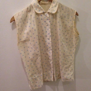  - Vintage. 
Går bra att mötas upp i Stockholm, eller så kan jag skicka, men då betalar ni frakten. 
Swish, cash eller överföring går bra.