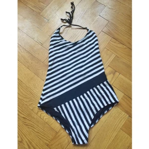  - En jättefin baddräkt frånmed djup rygg och rund hals. Endast testad. Den ger en jättefin figur tack vare mönstringen och jag säljer den endast för att jag insett att jag alltid väljer att använda bikini☺️

Den är i storlek M men är lite mindre än normal M. 