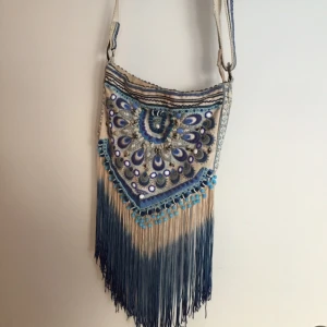  - Axelremsväska med fransar och broderade pärlor och stenar 