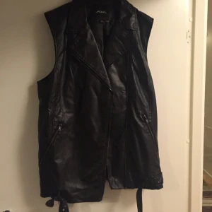  - En längre skinnväst från monki. Den är oanvänd. Bikermodell. 
Materialet är konstskinn/fakeskinn. Lite längre större modell som går att ha loose fit. 

Storlek M/L. 

Sista bilden är en inspobild. 

100kr. Har swish. Frakten är 70kr. 