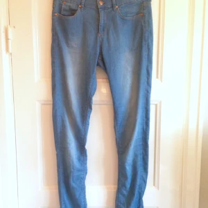  - Top shop Moto Leigh, tunna och suuuupermjuka jeans-leggigngs. Stretch. Skönaste byxorna jag ägt.

Kan skicka bättre bilder.

Betalning via Swish, jag möter upp i Sthlm.