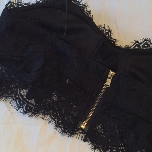  - Snygg topp i svart med guldiga detaljer, använd en gång