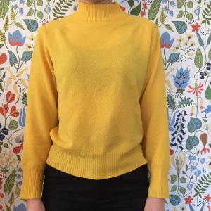  - KAXIG gul turtleneck i polyester (crimplene)
Förmodligen från 70-talet, såld på Domus som idag kan liknas vid Ica maxi eller kanske Coop extra...
