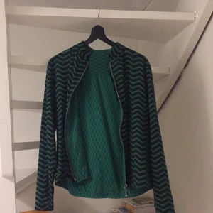  - Jacka/tröja i aslent viskostyg från VAMLINGBOLAGET, kostar 1975 sek i butik!
