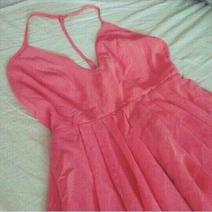  - Ursexig klänning från Nelly Trend med djup V-ringning o bar rygg, slutar strax ovanför knäna o passar en 32/34

Perfekt för den som vill framhäva det solbruna i sommar!