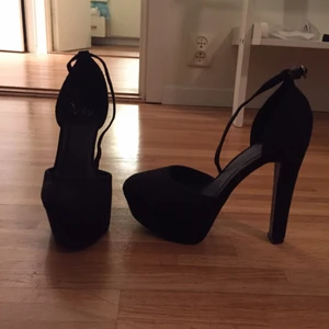  - Snygga klackar från Nelly med snörning upptill, aldrig använda då dom är för höga för mig. 
Frakten får köparen stå för! 