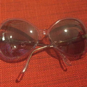  - Superstora solglasögon från 90-talet. Vintage. 
Fint skick. 
