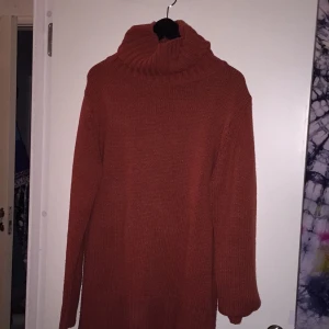  - Ny tröja från Rut & Circle. Orange- röd. Hög krage och tvärmysig!!