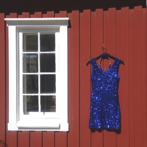  - Blåglittrande, knälång drottning från secondhand i Durban, SA.  Halsbandet ingår ej. Möt en svensk utekväll i denna gnistrande kreation med blygsam urringning i front och rygg.  "modig idiot ska fika på fest, men varför" Frakt ingår ej. Betala gärna med swish✨