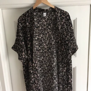  - Blommig kimono från H&M! Jättefin till sommaren :---) Köparen står för eventuell frakt 