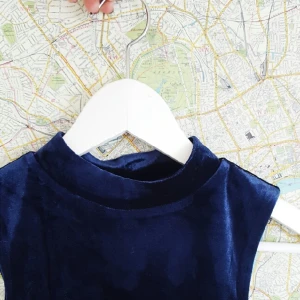  - Checka bara materialet! Linnet är från H&M och är i blå sammet. Aldrig använt detta då det var fel storlek för mig. 
Vill du ha flera bilder så hör av dig och 
om det ska skickas via post står du för frakten. Tar gärna emot betalningar via Swish. ♡