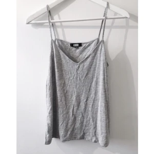  - Oanvänt linne. Normal passform.