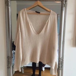  - Löst sittande skickad gammelvit tröja från Tiger of Sweden. Ganska välanvänd men ändå i bra skick. 