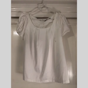  - Vit blus från Gina Tricot med veck på axlarna och dragkedja i ryggen.  Fint skick! 🌸 Skickas, köparen står för frakten 💌