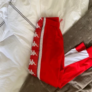 KAPPA TRACKPANTS - Så coola byxor från kappa i underbar färg!! I bra skick och sitter snyggt☺️