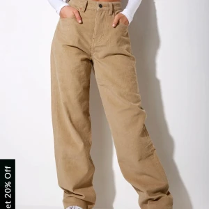 Skitsnygga jeans! - INTRESSEKOLL! Skitsnygga byxor som tyvärr inte kommer till användning då jag har massa andra byxor. Storleken är xxs/33 och är väldigt långa på mig som är 165. Skulle passa på någon över 170. Samt att byxorna skulle passa en xs och s också. SÄLJER BARA VID BRA BUD!