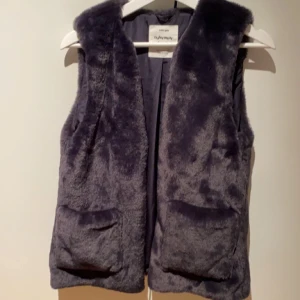 Väst - Säljer den här MEGA-mjuka västen! Använd kanske 2ggr. Från zara kids i strl 164 men passar xs-m