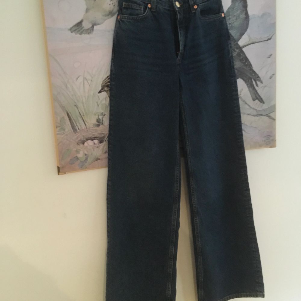 Mörkblå vida nonstretch jeans från monki. Storlek W26. Jeans & Byxor.