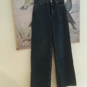 Jeans från monki  - Mörkblå vida nonstretch jeans från monki. Storlek W26