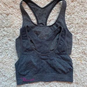 Sport Bh - Två st sport bh-ar🖤 en från märket champion och en från något annan märke, en för 50kr eller båda för 100 frakt tillkommer📦