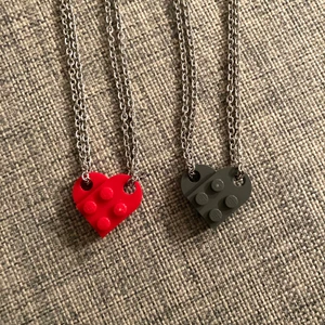 lego hjärta halsband - lego halsband som är jättesöta för par eller vänner, kedjan är 50 cm o det finns i röd och grå, bilderna är mina! går att köpa bara hjärtat utan kedjan för 50kr+frakt💗  ‼️OBS‼️KEDJORNA ÄR SLUT ‼️använd inte köp nu utan skicka mig ba ett meddelande 💗