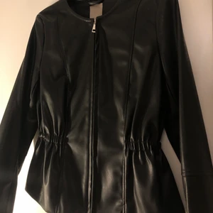Skinnjacka från H&M - En helt ny skinnjacka köpt från H&M, i storlek S. Jätte fin modell med silver dragkedja. Den är helt oanvänd. 