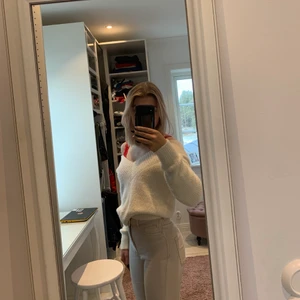 Jeans från bikbok i storlek 34! - Beiga jeans från bikbok i storlek 34! Supersköna, stretchiga, o väldigt fin passform! Använda Max 5ggr🥰 