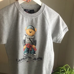 T-shirt  - En cool t-Shirt i sweatshirt tyg. Den är i nyskick och i stl m men passar bra på folk med mindre och större storlekar. Frakt tillkommer om man inte kan mötas upp i Gävle!💕
