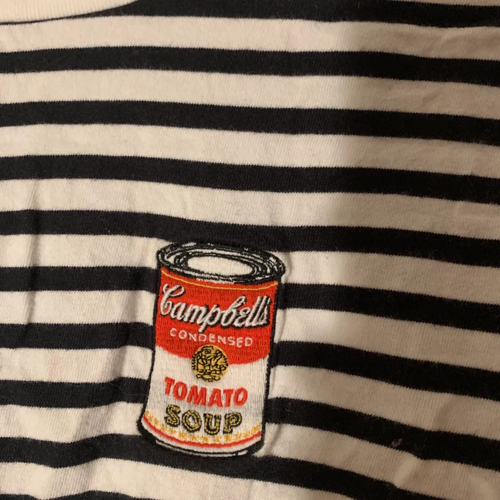 Randig campbells tomato soup tröja köpt på uniqlo i NYC men aldrig använt. Strl S. T-shirts.