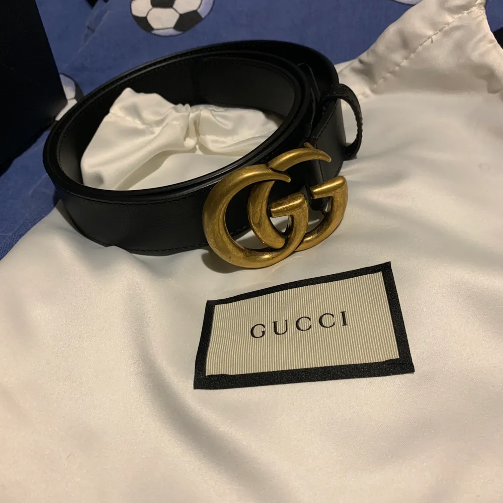 Säljer ett nyköpt Gucci bälte tillsammans med boxen dust bagen har även kvitto . Accessoarer.