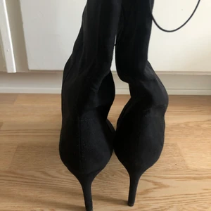 Nya klackskor Stl 41 - Klackskor köpta ifrån H&M för 399kr  Aldrig använda riktigt snygga men kommer aldrig till användning. Stl 41 men passar även 40 skulle jag säga. Säljer dom för 100kr 