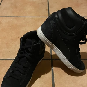 Nike  - Jättefina Nike skor med kilklack. Använda Max 3 ggr. 