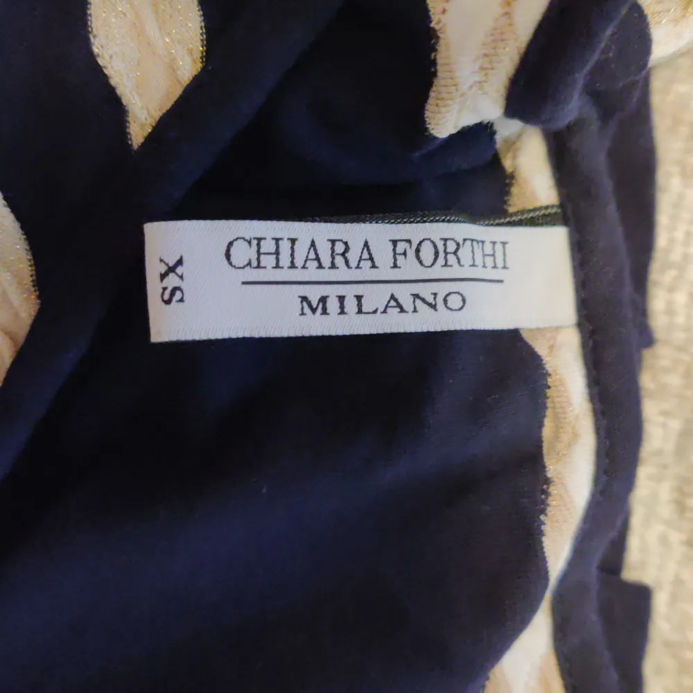 Detta är Milano tröja som är i stl XS. OBS denna är för liten för mig därför sitter den högre upp i ärmarna på mig. Den här tröjan passar för alla event.. Övrigt.