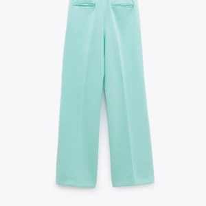 Byxa från Zara - Helt nya byxor från Zara, aldrig använd och prislapp finns kvar. Tyvärr hann jag inte lämna tillbaka byxan innan ångerfristen löpte ut, hade nämligen glömt kvar kartongen under sängen. Köpt för 399kr men jag säljer den för halva priset. Hör av dig om du har några frågor!✨Köpare står för frakt! #zara #elegant 