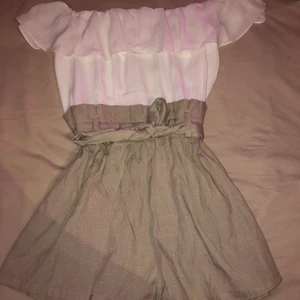 Gullig byxdress ✨ - Gullig byxdress från Dennis maglic sällan använd väldigt söt och bekväm med knytning i midjan 💕