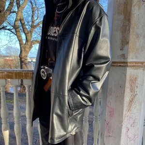 Läderjacka - Snygg oversize läderjacka! 100% läder. Modellen är 172 cm