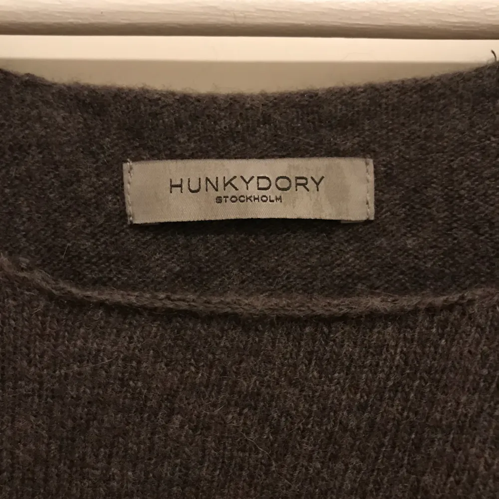 Mysig hunkydory tröja med vingar på baksidan. Brun stickad .       Material: 70%lamull 20%angora 10% nylon. Väldigt mjuk. . Stickat.