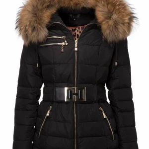 Hollies jacka - Skit fin och populär hollies jacka med äkta päls. Jackan är knappt använd och i nyskick dessutom ingår även bältet till (andra bilden)💗 Den är tidigare köpt ny från butik! Det är den långa varianten på jackan med leopard mönster i🥰