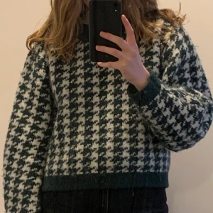 Stickad tröja från &Other Stories - Väääärldens finaste stickade tröja från &Other Stories i mörkgrönt och vitt. Tjock, varm och skön! ÄLSKAR den men gillar inte riktigt färgerna på mig. Stl XS