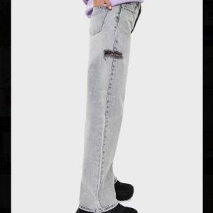 Jeans - Säljer mina gråa jeans med en reva på högra benet. Köpta i somras men använder aldrig då jag har andra gråa jeans. Storlek 34. Vid flera intresserade blir det budgivning. Jag är cirka 168 cm lång. OBS dom har rivits upp där bak och fått ett svart litet streck (sista bilden)🖤🖤