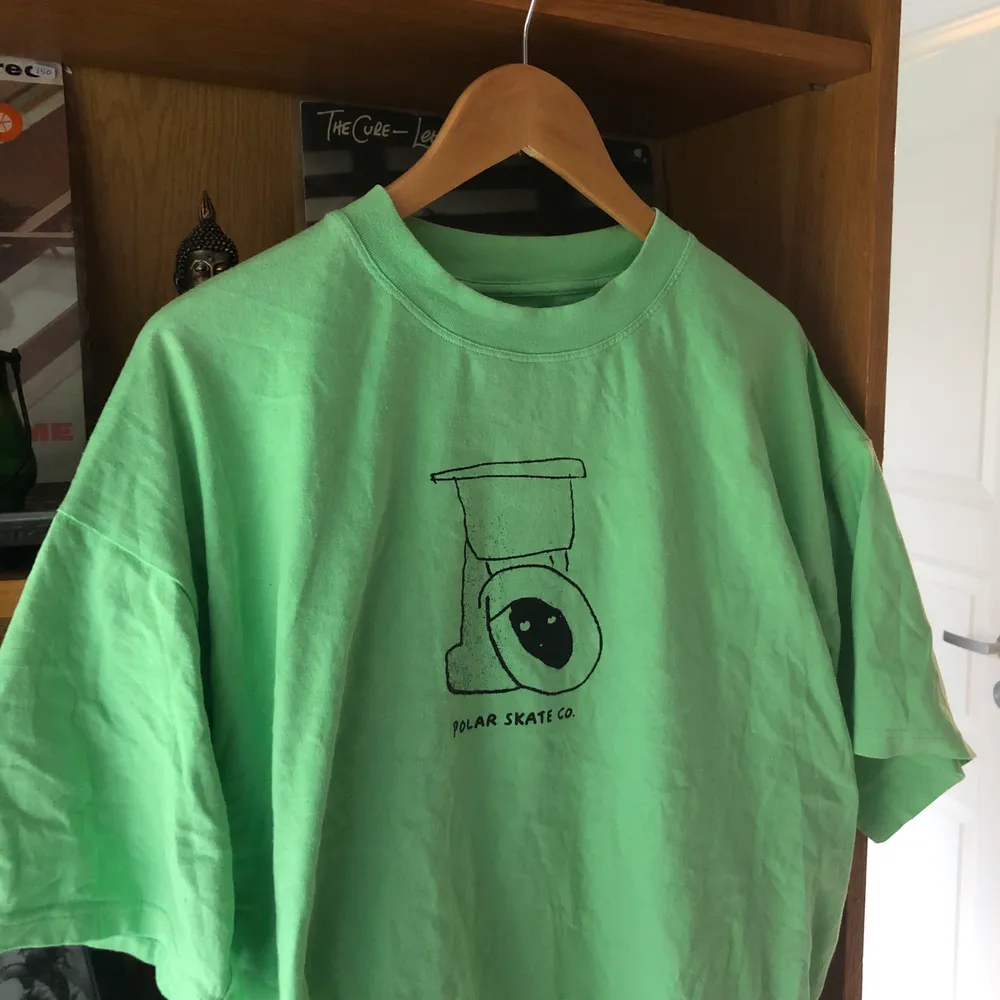 Cool grön tisha från Polar Skate Co. En favorit men den är för liten :( hoppas någon annan kan bli glad för den!!💖. T-shirts.