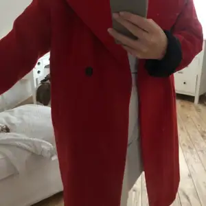 Säljer denna knappt använda röda kappa!! Väldigt fint skick