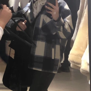 Rutig jacka - Säljer min rutiga jacka från Zara. Använd ett antal gånger men är i bra skick! Köparen står för frakten❤️ Passar allt från XS-M skulle jag säga