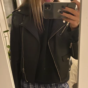 Skinnjacka - Så fin skinnjacka från zara🖤 väldigt bra skick, säljs pga den inte används så mycket! Storlek M men passar Xs-M💕