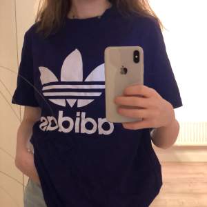 cool t-shirt från adidas. köpt i somras och aldrig använts, nyskick.