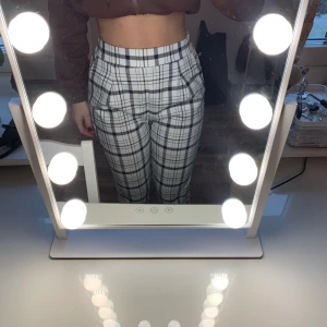 Randiga byxor storlek xs - Säljer mina randiga byxor från Stradivarius pga de kommer inte till användning. 100kr & om fler är intresserade buda i kommentarerna! Köpare står för frakt.