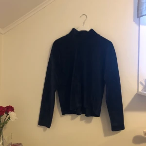 Marinblå Manchester tröja - En marinblå Manchester tröja från Gina Tricot 