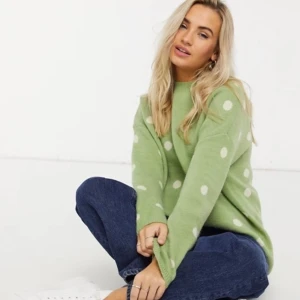 Stickad tröja från Asos💚 - Stickad tröja från asos, endast använd 1 gång, nypris 625, frakt på 60kr tillkommer